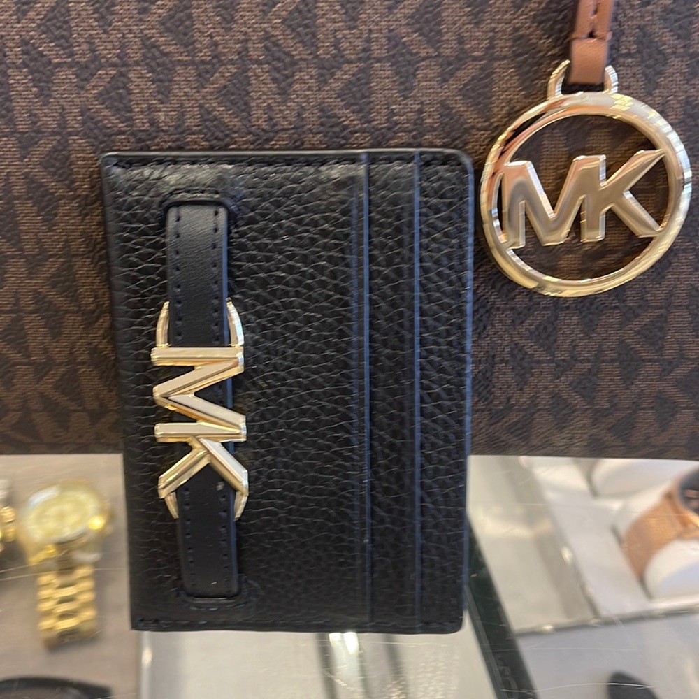 MICHAEL KORS
Reed Large Pebbled Leather Card Holder Case Wallet
COLOR: BLACK
NWT - Picture 6 of 16